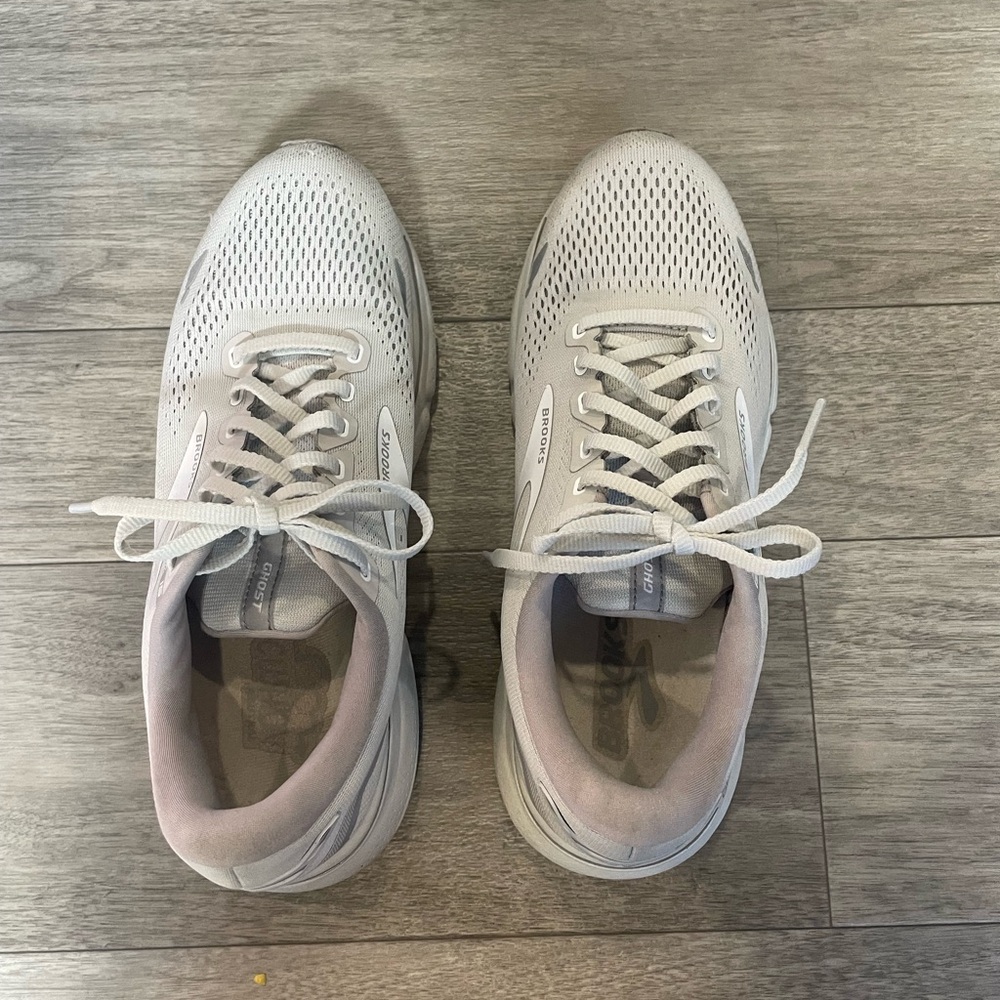Brooks Women's White / Light Gray Running Shoes